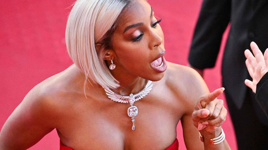 Kelly Rowland appears to lose her temper on Cannes red carpet