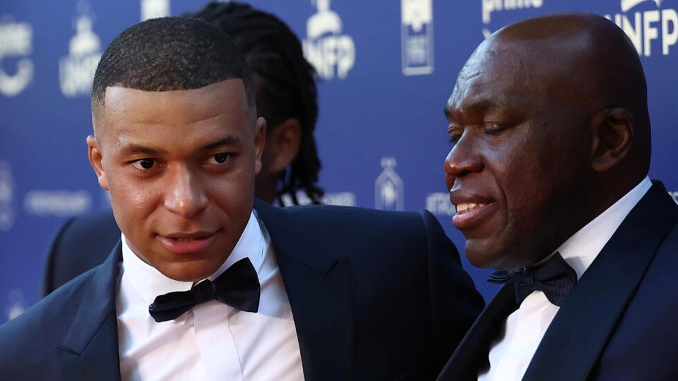 Kylian Mbappe (L) arriving with his father Wilfried at French football's annual awards ceremony in Paris on May 13,2024. © FRANCK FIFE, AFP