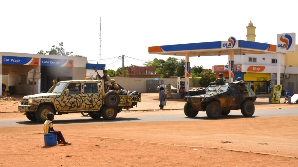 File photo of a patrol vehicle of the Nigeiren Gendarmerie (L) escorting a French military vehicle as they cross the Lazaret district in Niamey taken on October 10, 2023. © AFP file photo