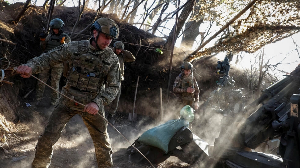 Ukrainian troops fire a M777 howitzer towards Russian positions, Donetsk region, April 20, 2024. © Serhii Nuzhnenko, Radio Free Europe via Reuters