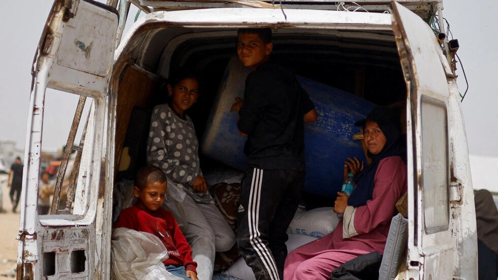 File photo: Displaced Palestinians ride in a vehicle loaded with their belongings as they prepare to flee Rafah, southern Gaza Strip. © Mohammed Salem, Reuters/ File picture