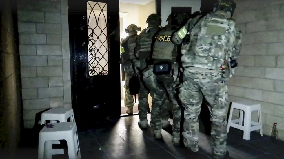 FSB officers conduct an anti-terrorist operation in the Republic of Dagestan, Russia in this photo taken from video released by the National Antiterrorism Committee on June 24, 2024. © Russia's National Antiterrorism Committee via AP