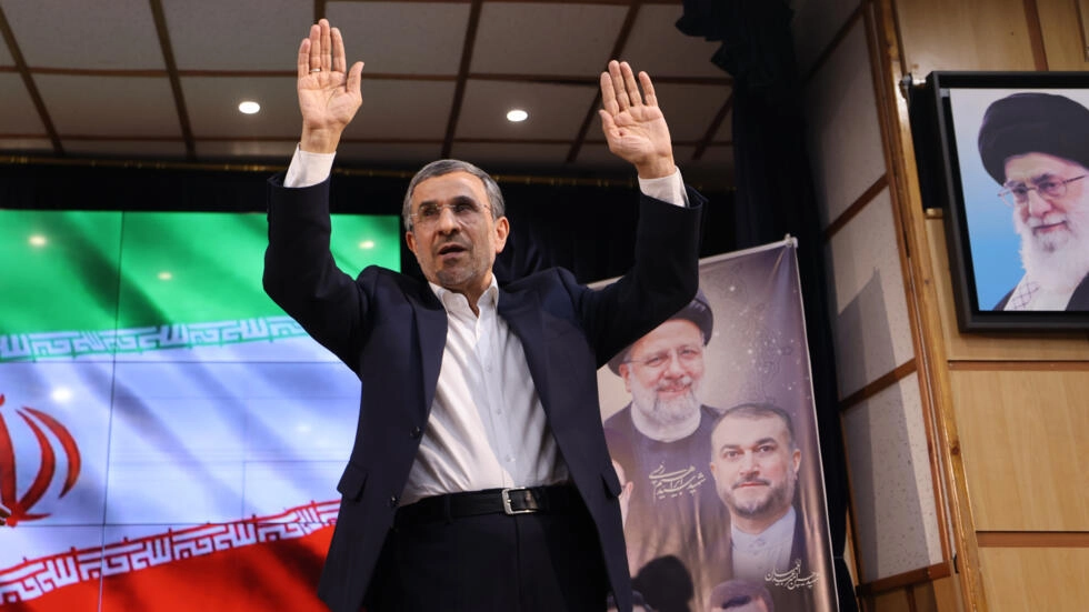 Former Iranian president Mahmoud Ahmadinejad waves to the crowd after registering his candidacy for Iran's upcoming presidential election in Tehran on June 2, 2024. © Atta Kenare, AFP