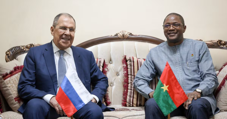 Le ministre russe des Affaires étrangères Sergueï Lavrov avec le ministre des Affaires étrangères du Burkina Faso Jean-Marie Traoré, à Ouagadougou, le 4 juin 2024  AFP