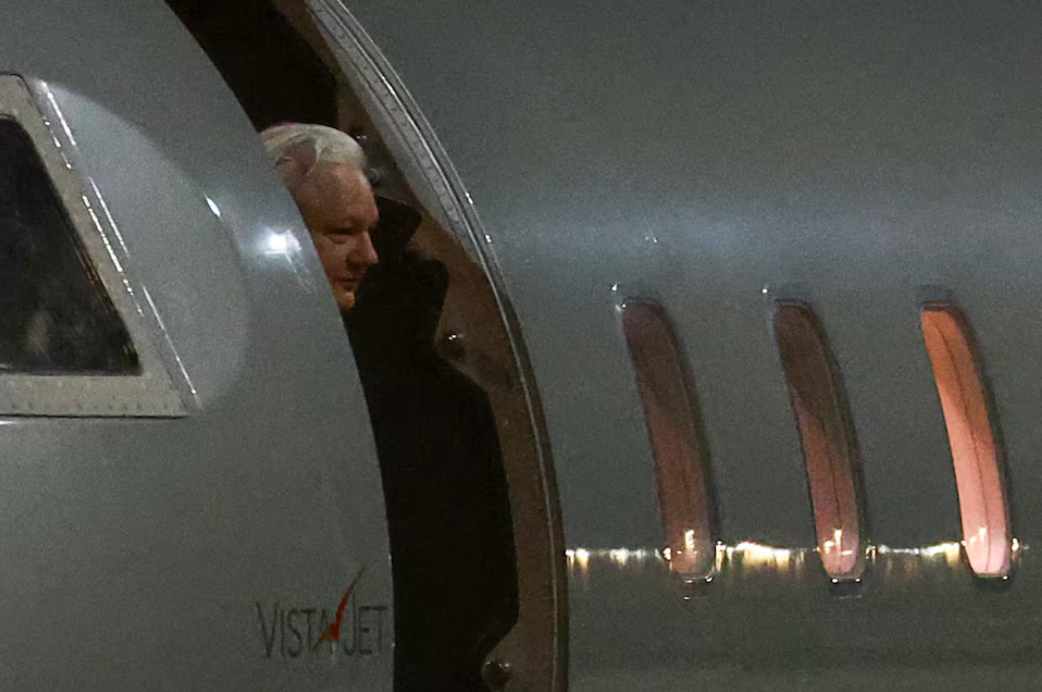 WikiLeaks founder Julian Assange exits a private jet as he arrives in Canberra, Australia, June 26, 2024. REUTERS/Edgar Su Purchase Licensing Rights﻿