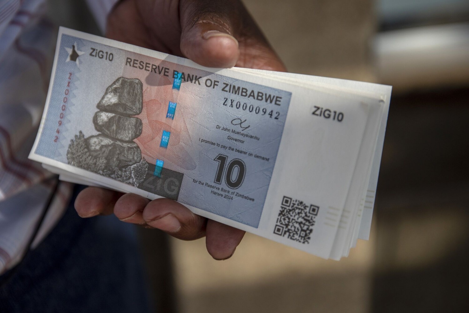 Zimbabwe Has $370 Million in Reserves to Back Currency: Mail