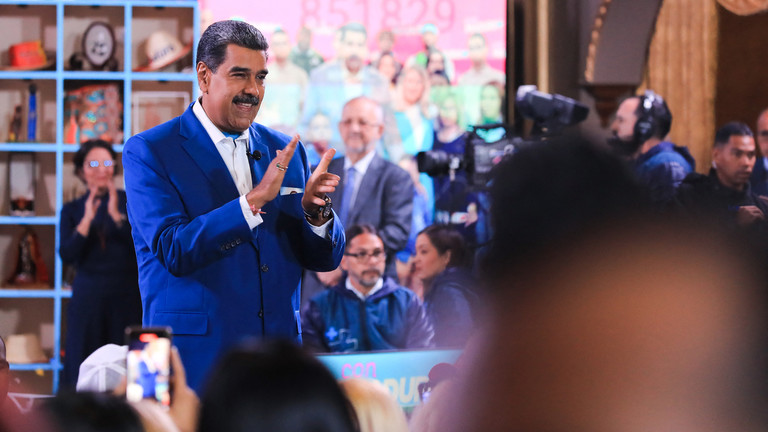 Venezuela's President Nicolas Maduro applauding during a television broadcast in Caracas on July 1, 2024. ©  JHONN ZERPA AFP