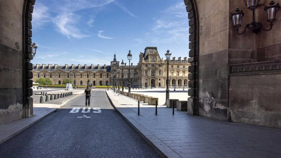 French Gendarmes block access to the Louvre Museum, which is closed to pedestrians, cyclists and vehicles as a security measure, on July 18, 2024. © Joel Sagat, AFP