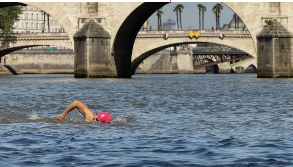 A local resident swims in the Seine, in Paris on July 17, 2024, after the mayor of Paris swim in the river to demonstrate that it is clean enough to host the outdoor swimming events at the Paris Olympics later this month. © Joel Saget, AFP