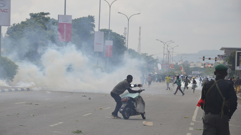 Police fired tear gas during a protest in Abuja, Nigeria, Aug. 1, 2024. ©  AP Photo/Olamikan Gbemiga