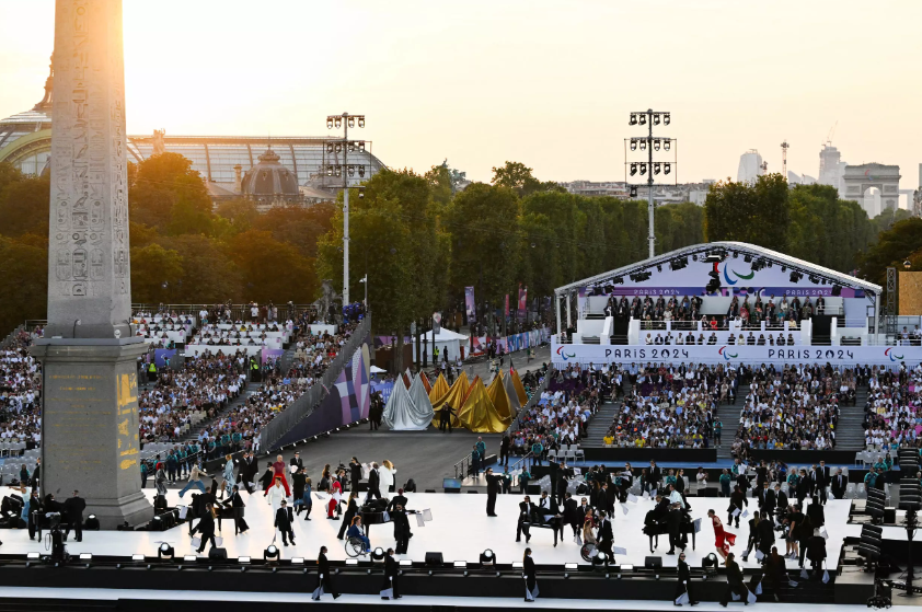 Dancers perform during the Paris 2024 Paralympic Games Opening Ceremony at the Place de la Concorde with the Obelisque de Louxor (Luxor Obelisk) in Paris on August 28, 2024. © Bertrand Guay, AFP