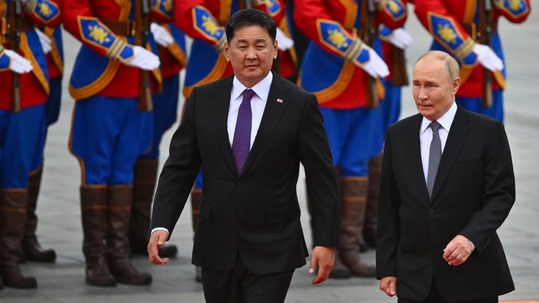 Russian President Vladimir Putin and Mongolian President Ukhnaagiin Khurelsukh at the Sukhbaatar Square in Ulaanbaatar, Mongolia. © Sputnik / Kristina Kormilitsyna