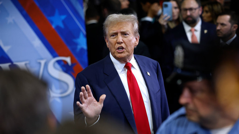 Donald Trump talks to journalists after debating Kamala Harris in Philadelphia, Pennsylvania, September 10, 2024 ©  Getty Images / Chip Somodevilla