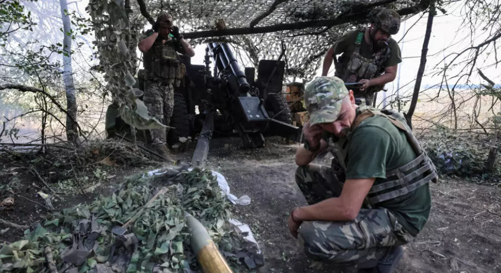 Ukrainian artillerymen fire an M101A1 howitzer towards Russian troops near Pokrovsk, in Ukraine's Donetsk region, on September 5, 2024. © Serhii Nuzhnenko, Reuters