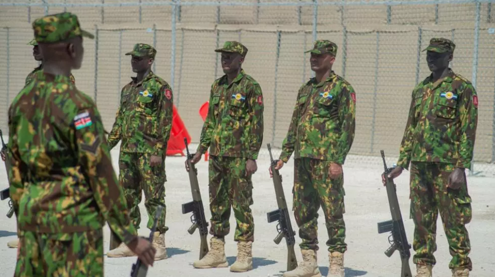 Kenyan police hold weapons at the Toussaint Louverture International Airport in Port-au-Prince, Haiti on September 21, 2024. © Clarens Siffroy, AFP