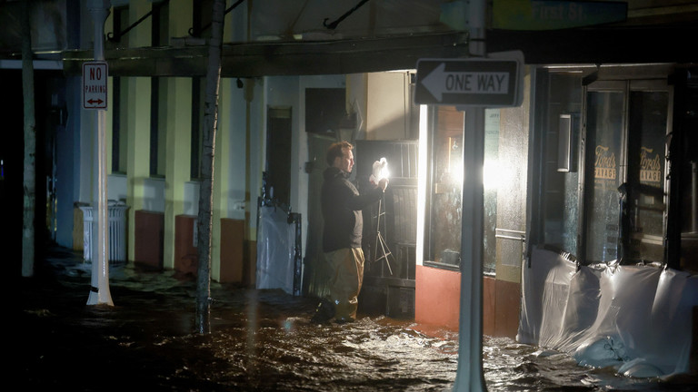 Person walks through surge waters after Hurricane Milton made landfall in Fort Myers, Florida © Getty Images / Joe Raedle