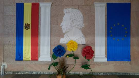 A Moldovan flag and a European Union flag at a voting station located in a school on October 20, 2024 in Chisinau, Moldova. ©  Pierre Crom / Getty Images