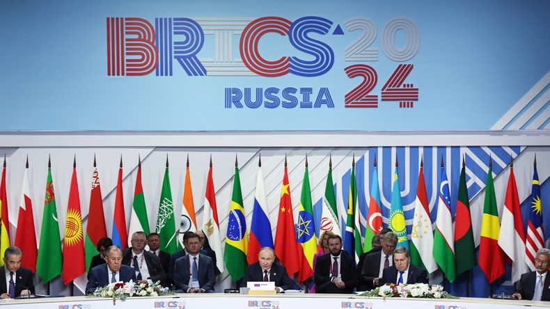 Source: Sputnik Le président russe Vladimir Poutine lors d'une réunion élargie des chefs de délégation des pays BRICS en marge du 16e sommet des BRICS à Kazan.