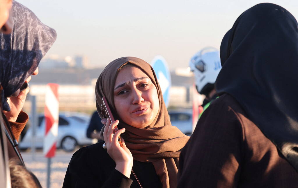 Devant l'entrée du siège de la compagnie d'aviation turque TUSAS, où trois personnes ont été tuées et quatorze autres blessées dans un attentat, près de la capitale turque Ankara, le 23 octobre 2024. (Reuters)