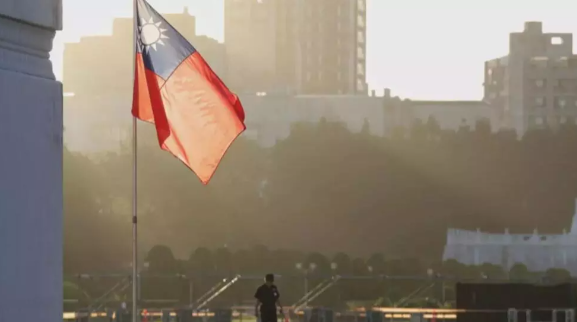 Un drapeau taïwanais hissé au mémorial de Tchang Kaï-chek à Taipei le 15 octobre 2024. © I-Hwa Cheng, AFP