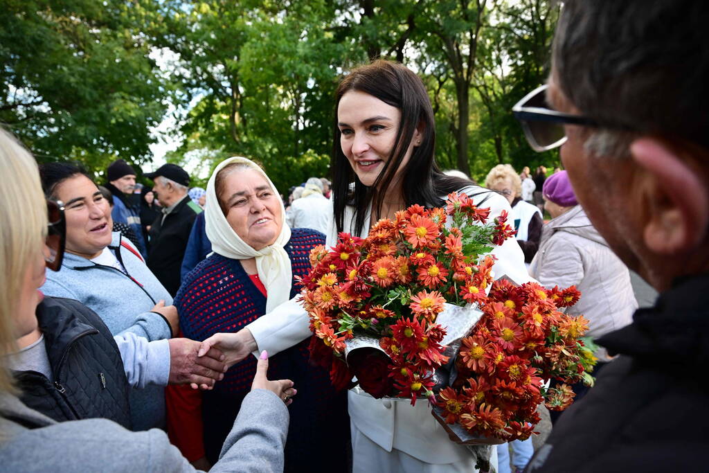 Dimanche 13 octobre à Hincesti, près de Chisinau. Très loin dans les sondages, la candidate à la présidentielle moldave Victoria Furtuna a des positions prorusses. (Daniel Mihailescu/AFP)