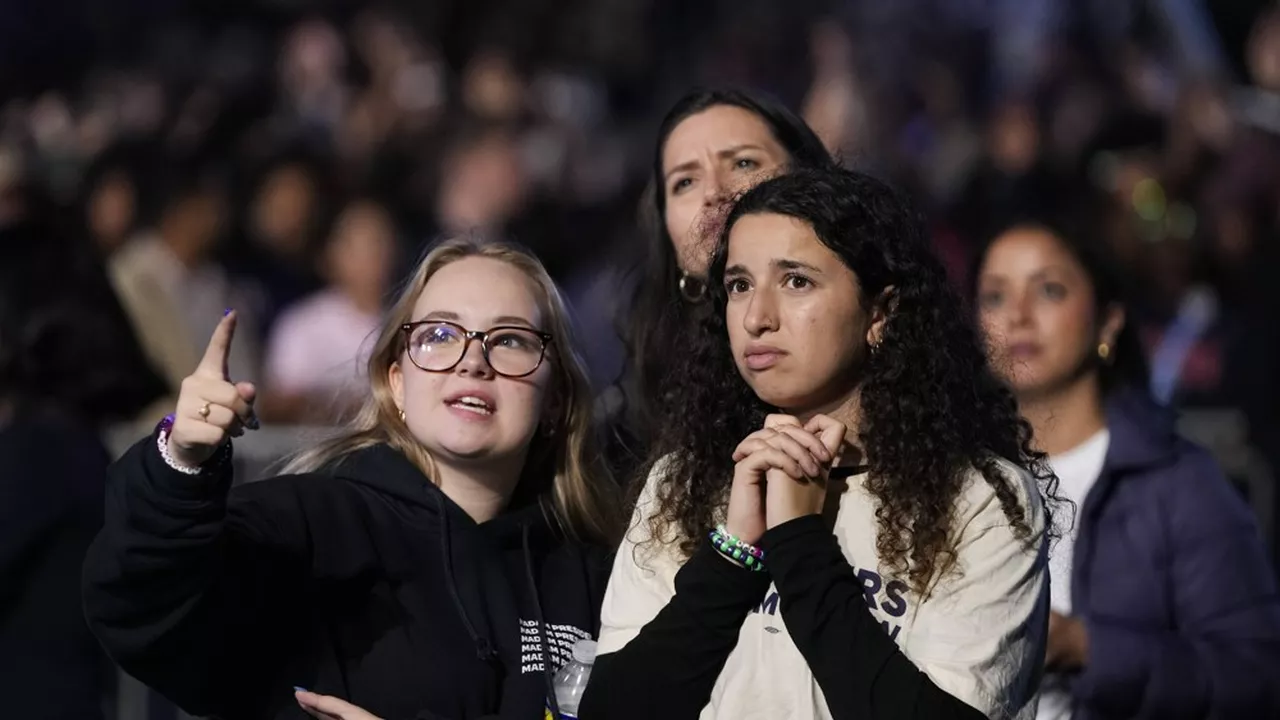 Des supporters démocrates défaits lors de la soirée électorale à Washington. (Mark Schiefelbein / Ap / SIPA)