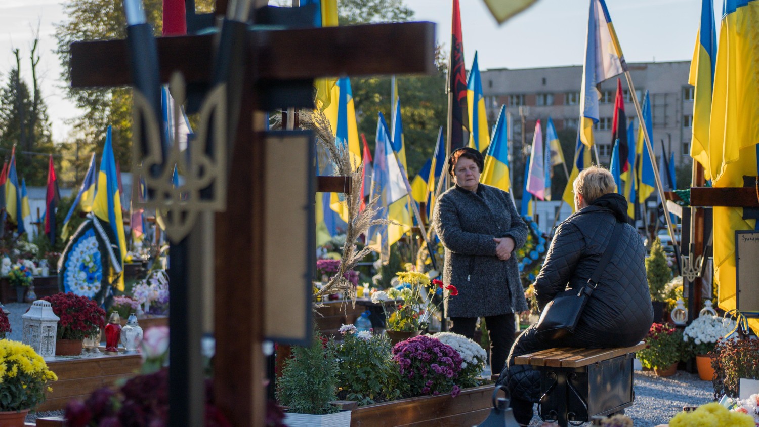 Ce cimetière de Lviv, créé après l'invasion russe de 2022, accueille les dépouilles de centaines de soldats ukrainien. PHOTO : RADIO-CANADA / MATHIEU HAGNERY