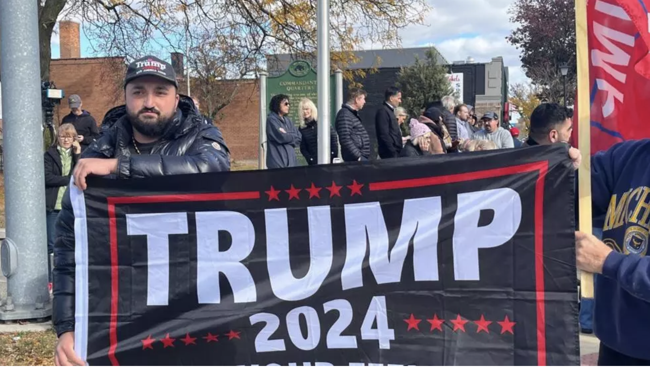 A Trump supporter displays his message in Dearborn, Michigan, on November 1, 2024. © Tahar Hani, FRANCE 24