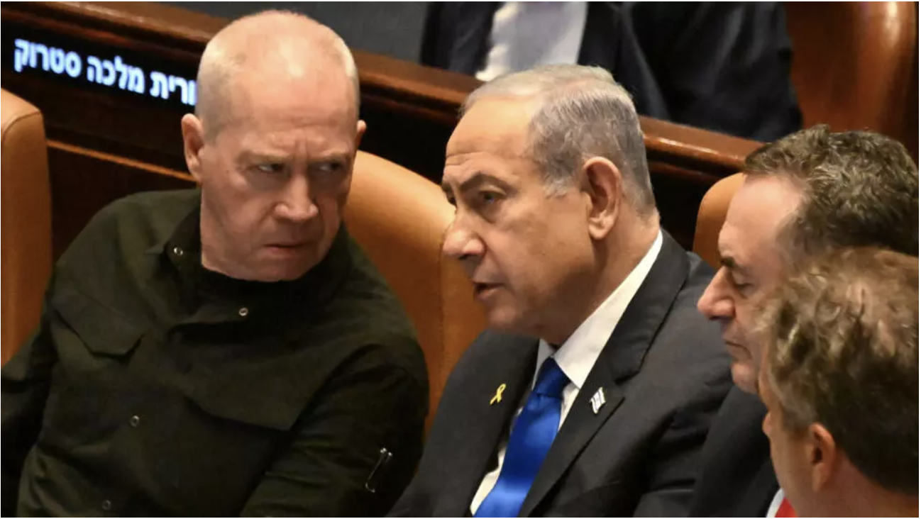 Le Premier ministre israélien Benjamin Netanyahu (au centre) s'adresse au ministre de la Défense Yoav Gallant (à gauche) lors de l'ouverture de la 25e session du Parlement à Jérusalem, le 28 octobre 2024. © Debbie Hill, AFP