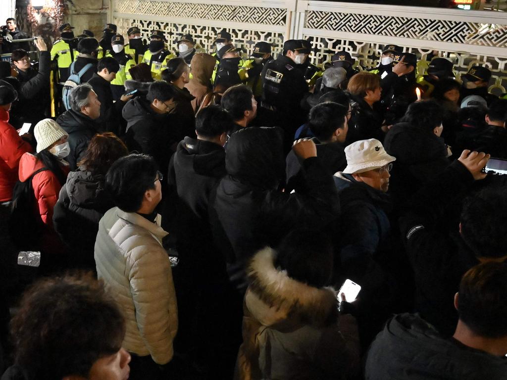 Soldiers try to enter the National Assembly in Seoul. (AFP)