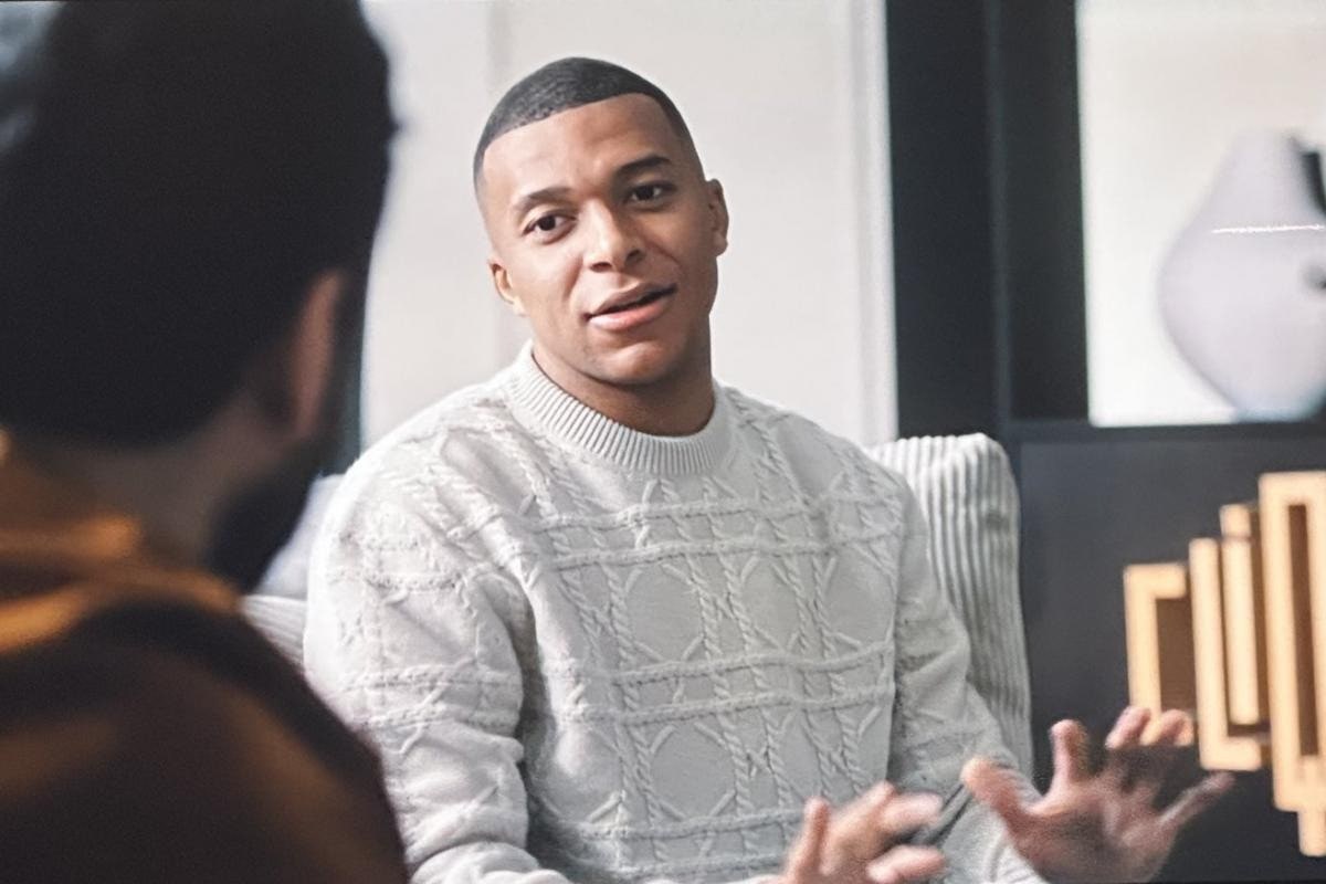 Kylian Mbappé n'a pas choisi son pull beige au hasard pour son interview dans “Clique”