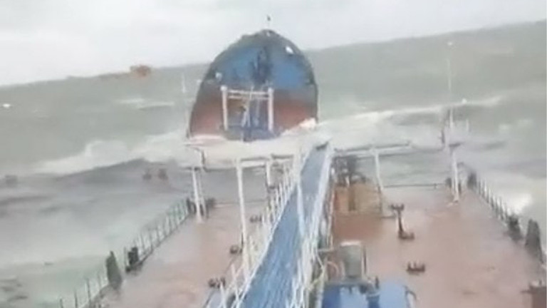 Russian oil tankers sinking in Black Sea (VIDEO)