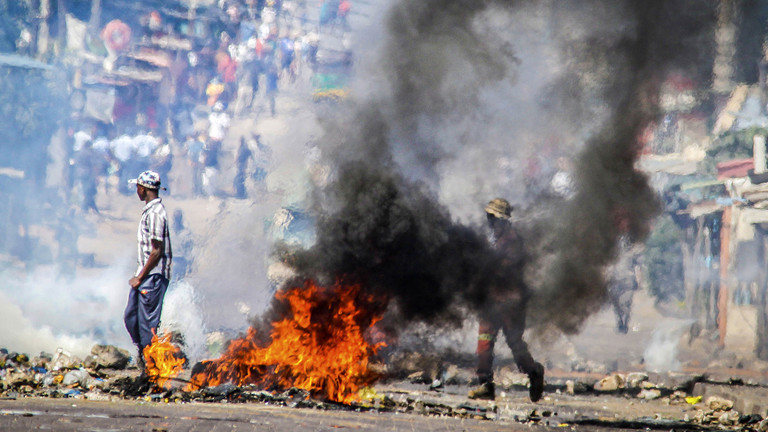 FILE PHOTO: A barricade burns in Mozambique's capital, Maputo. ©  AP Photo / Carlos Uqueio