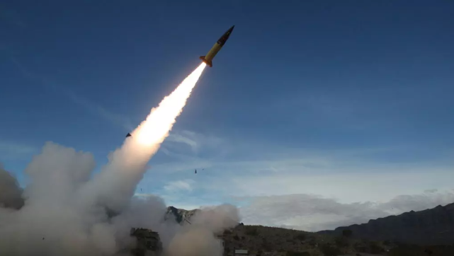 Tir d'un missile balistique sol-sol américain ATACMS (Army TACtical Missile System) dans le désert du Nouveau Mexique. Archives AFP - JOHN HAMILTON