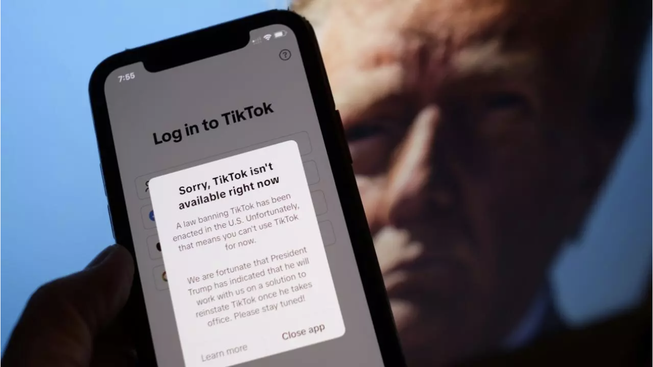 Un téléphone affichant un message en cas de tentative de connexion à TikTok aux États-Unis devant une photo du président élu Donald Trump, à Washington, le 18 janvier 2025. © Chris Delmas, AFP