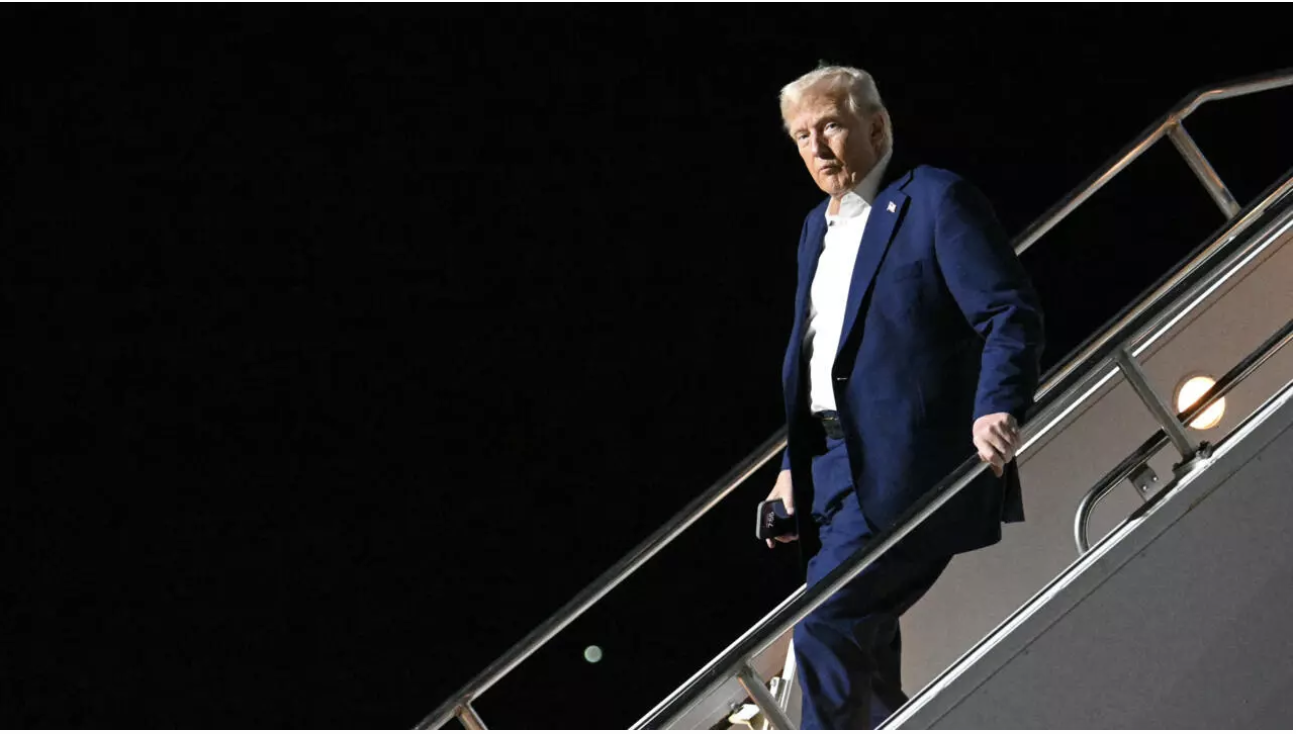 US President Donald Trump steps off Air Force One as he arrives in Las Vegas on January 24, 2025. © Mandel Ngan, AFP