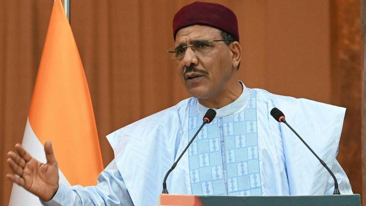 Le président renversé du Niger, Mohamed Bazoum, lors d'une conférence de presse conjointe avec le secrétaire général de l'ONU, au palais présidentiel de Niamey, le 2 mai 2022. © Issouf Sanogo, AFP