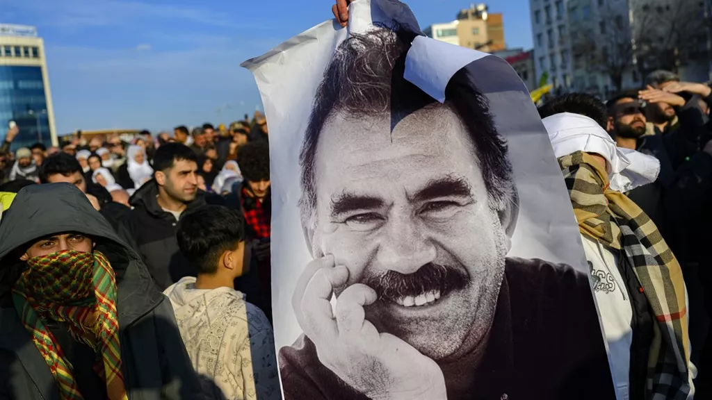 Manifestation à Diyarbakir, dans le sud-est de la Turquie, en soutien à Abdullah Ocalan, le leader du PKK emprisonné. (Yasin AKGUL/AFP)