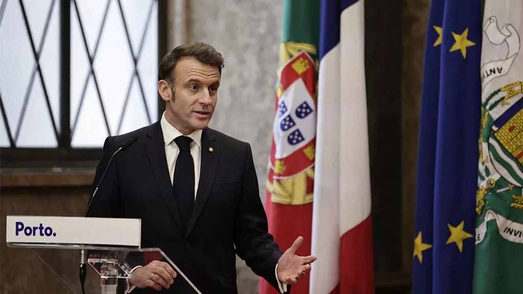 Aux côtés du Premier ministre portugais, Emmanuel Macron a assuré que l'Europe répliquerait aux droits de douane américains. (STEPHANE DE SAKUTIN/AFP)