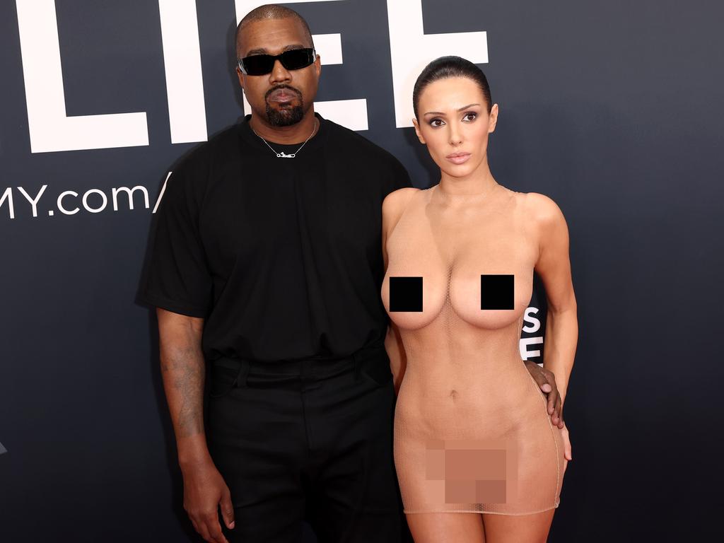 Kanye’s wife attends Grammys totally nude﻿