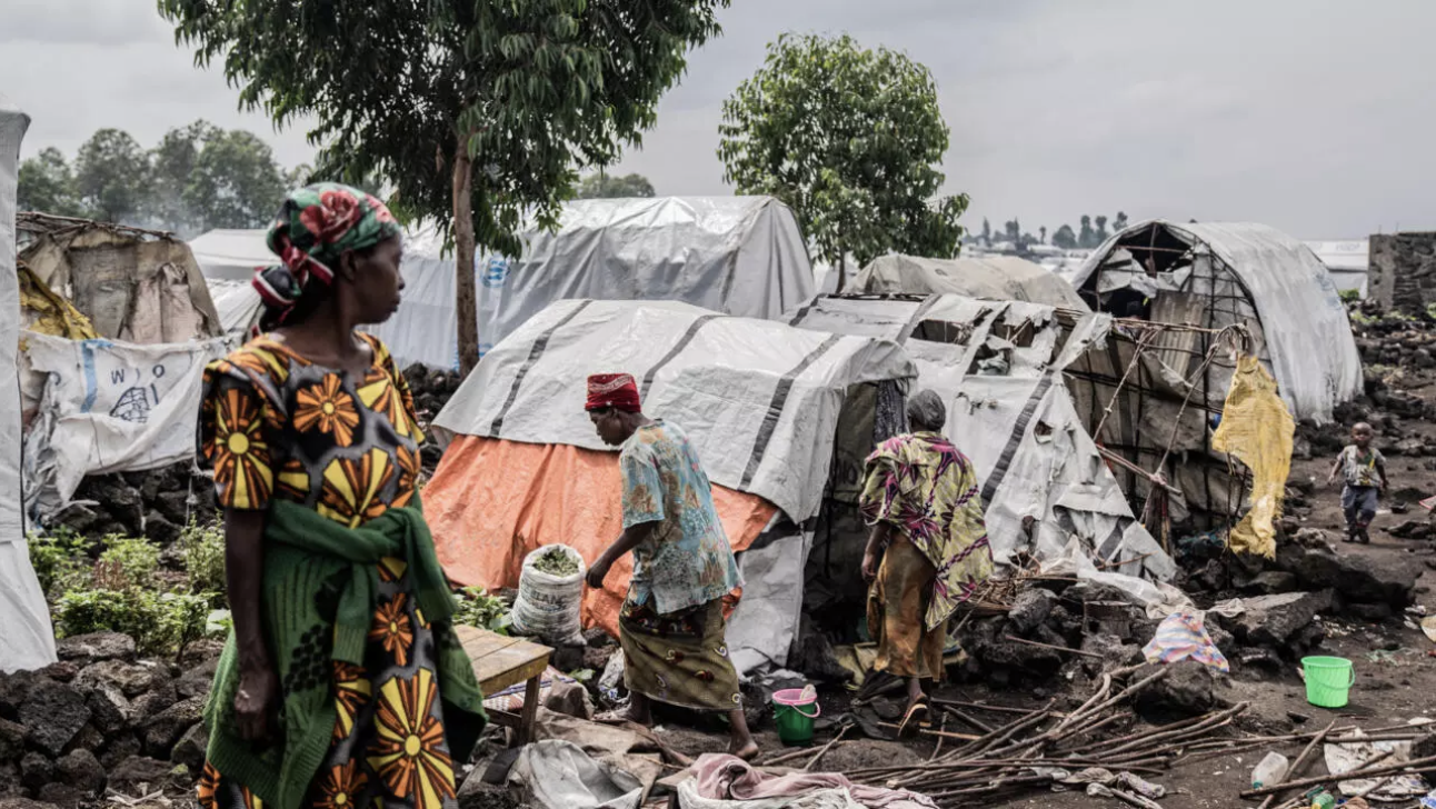 Des familles déplacées rassemblent leurs affaires avant de quitter le camp de Bulengo, en périphérie de Goma, le 12 février 2025. © Jospin Mwisha, AFP