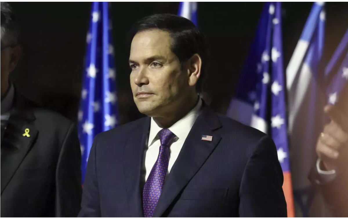 Le secrétaire d'État américain, Marco Rubio, à son arrivée en Israël, lors de la première étape de son voyage au Moyen-Orient, à Tel-Aviv, Israël, le samedi 15 février 2025. © Evelyn Hockstein, AP