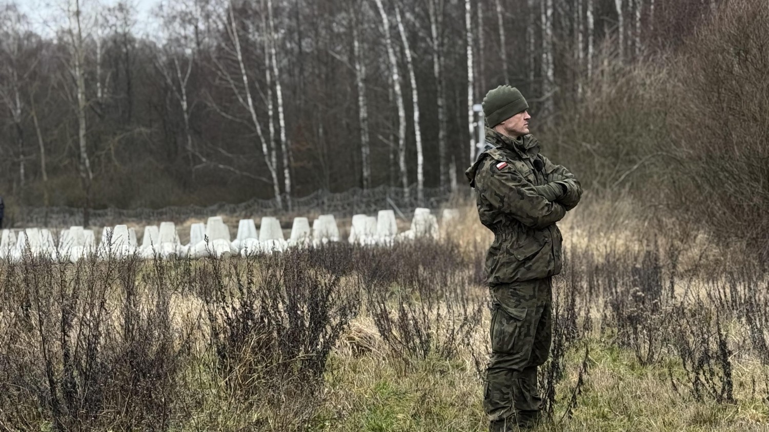 Un soldat polonais à la frontière. PHOTO : RADIO-CANADA / GUILLAUME PARENT