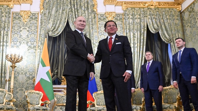 Russian President Vladimir Putin and Myanmar Prime Minister and Chairman of the State Administration Council Min Aung Hlaing shake hands as they pose for photos before a meeting at the Kremlin in Moscow, Russia. © Sputnik / Sergey Bobylev