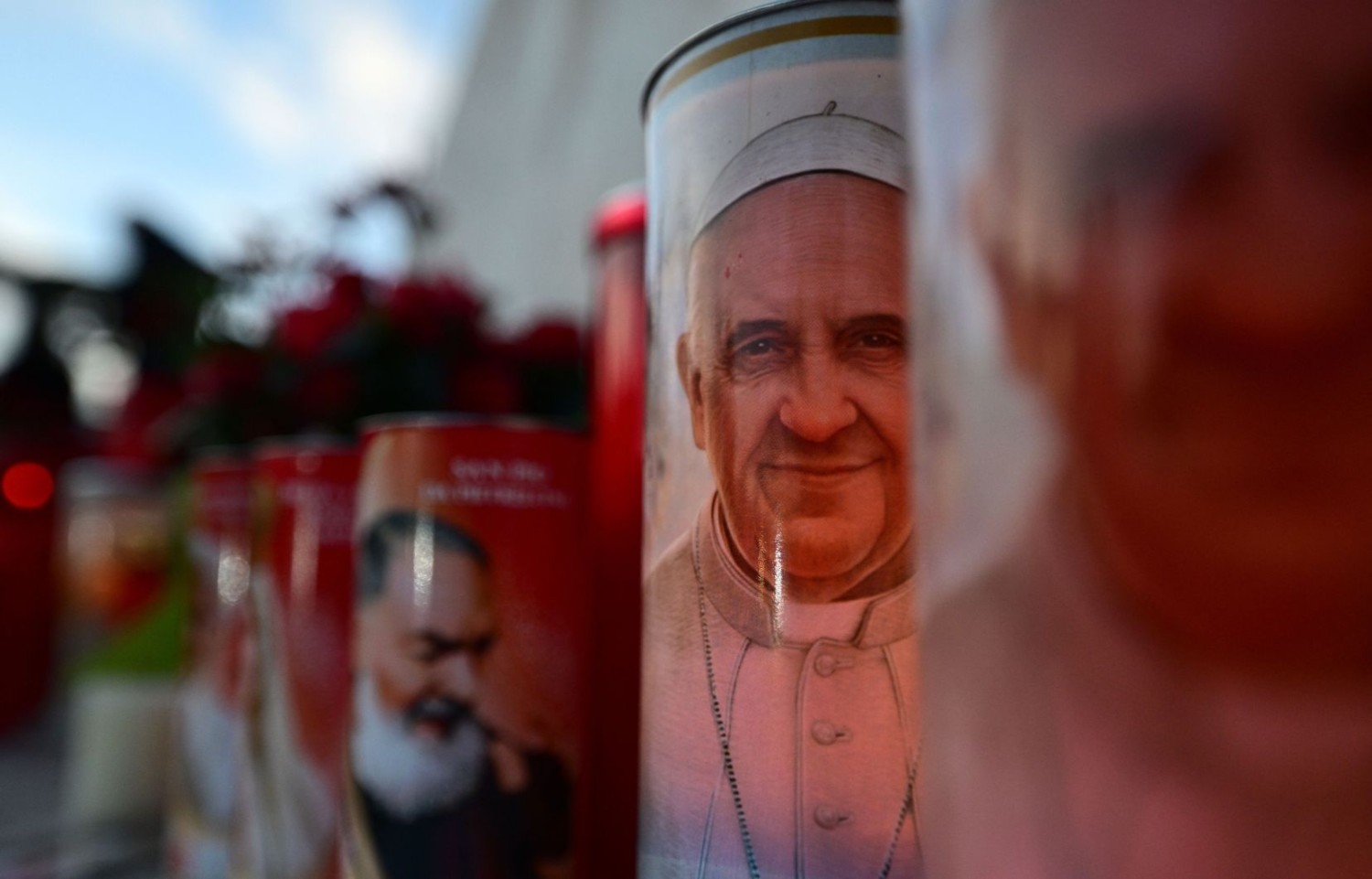 Tiziana Fabi Agence France-Presse  Candles are laid at the statue of John Paul II at the Gemelli University Hospital where Pope Francis is hospitalized with pneumonia, in Rome on February 28, 2025. (Photo by Tiziana FABI / AFP)