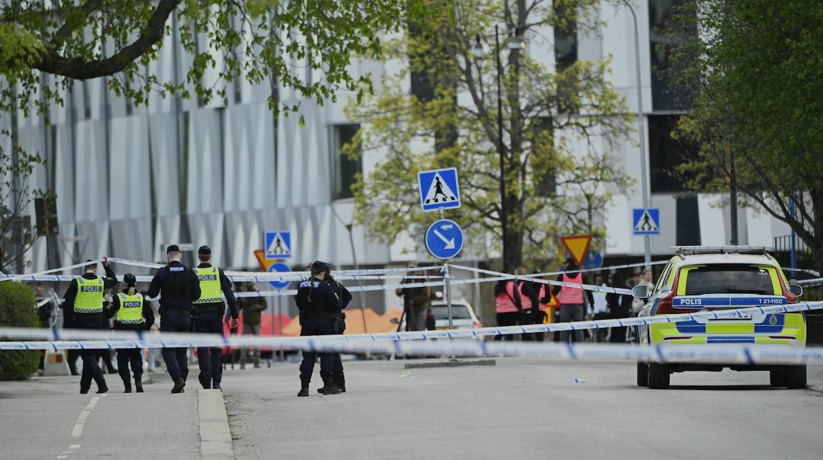 Les policiers ont mis en place un périmètre de sécurité dans le secteur où s'est produite la fusillade. Le bilan officiel fait état de trois morts.  Photo : Getty Images / FREDRIK SANDBERG (AFP)