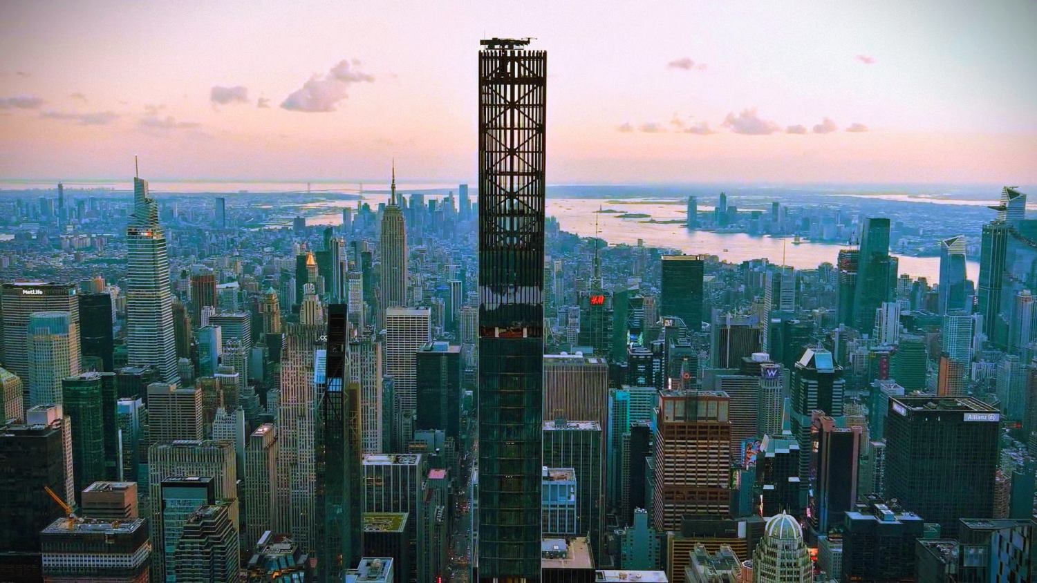 Plan panoramique de la tour, avec les immeubles de Manhattan en arrière-plan. Photo : The Dronalist