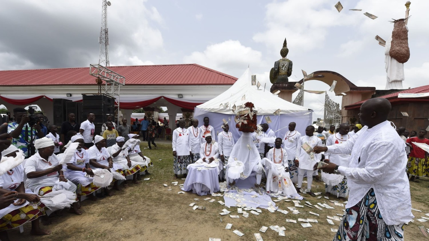 Nigeria cracks down on ‘spraying’ money at parties to defend currency