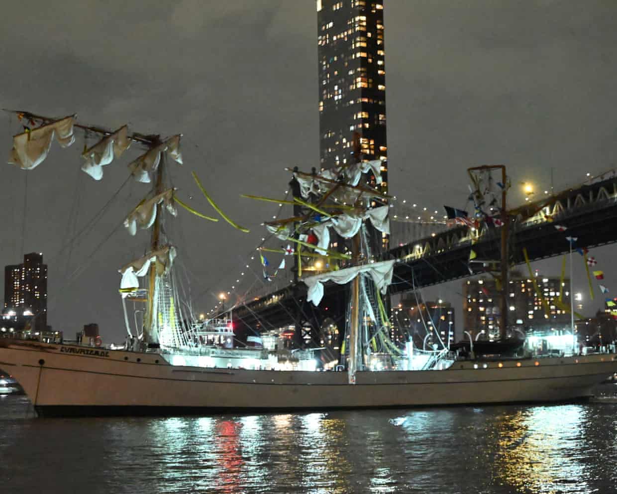 Mexican navy ship crashes into Brooklyn Bridge, killing two sailors