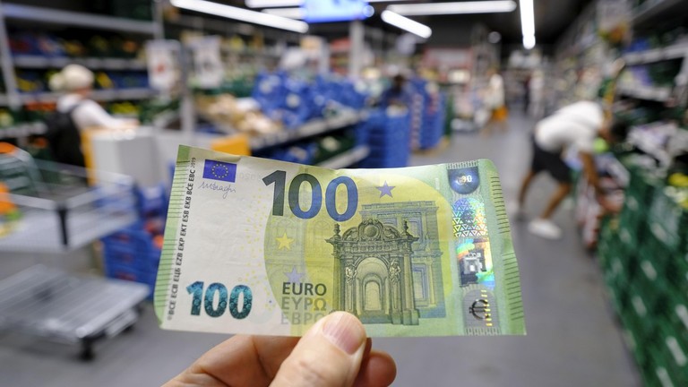 French justice minister calls for abolishing cash
